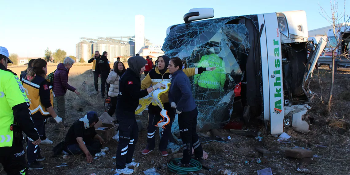 Aksaray'da yolcu otobüsünün devrildiği kazada ilk belirlemelere göre 6 kişi öldü, 34 kişi yaralandı.