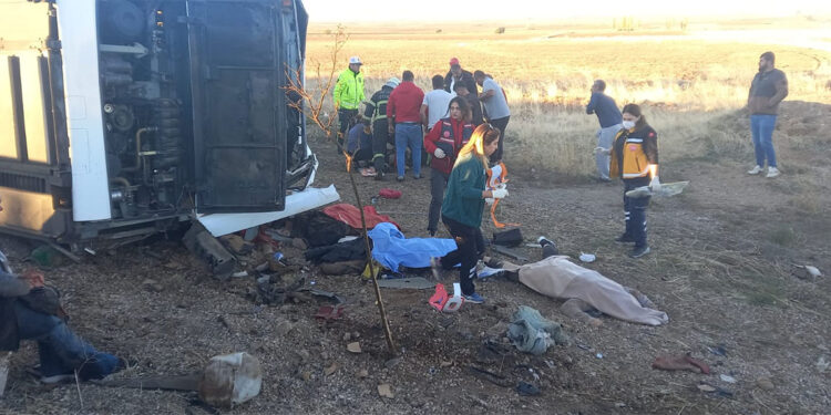 Aksaray-Ankara kara yolunda otobüs devrildi