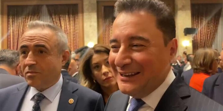 Türkiye'yi iki kutuplu siyasete hapsetmeyen bir çıkış arıyoruz