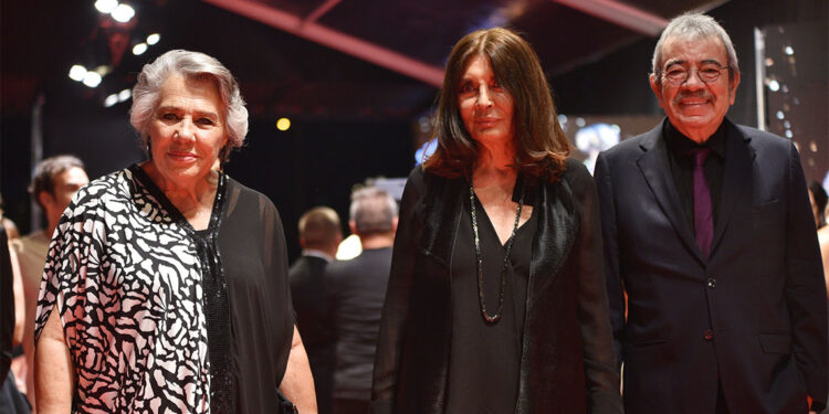 Altın Portakal'ın kırmızı halısında yıldız yağmuru