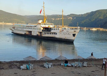 Amasra'da çapası hasar gören restoran vapur karaya oturdu