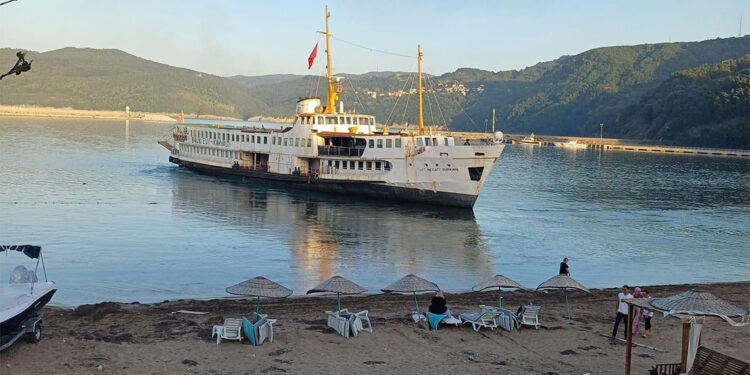 Amasra'da çapası hasar gören restoran vapur karaya oturdu