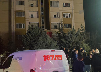 Ankara'da 10 katlı binada yangın; 2 kişi dumandan etkilendi