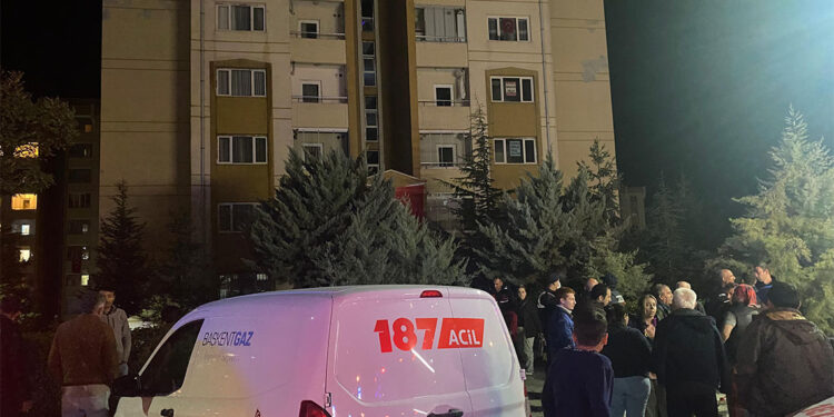 Ankara'da 10 katlı binada yangın; 2 kişi dumandan etkilendi