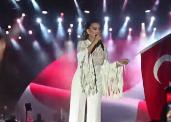Ebru Gündeş Ankara'da cumhuriyet konseri verdi