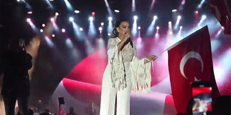 Ebru Gündeş Ankara'da cumhuriyet konseri verdi