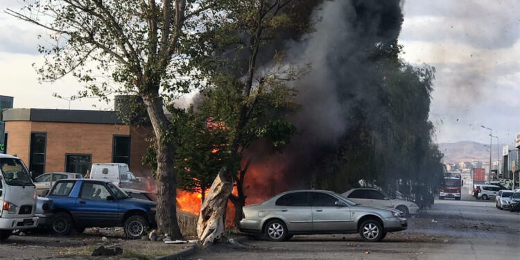 Şaşmaz Oto Sanayideki otoparkta yangın