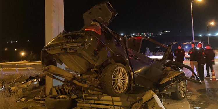 Ankara'da yön tabelası direğine çarpan otomobildeki 4 kişi öldü