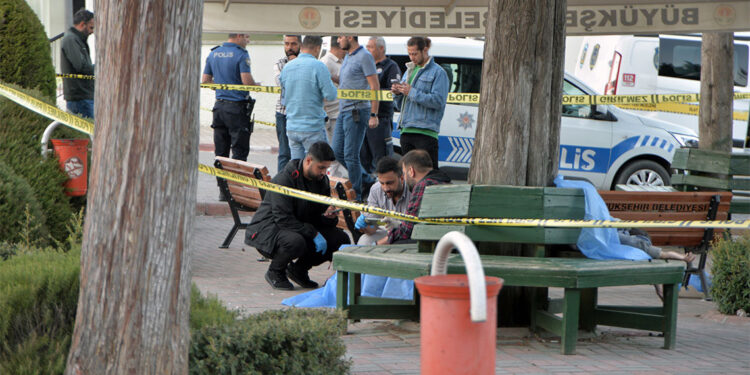 Anne ile 2 kızı mezarlıkta öldürüldü