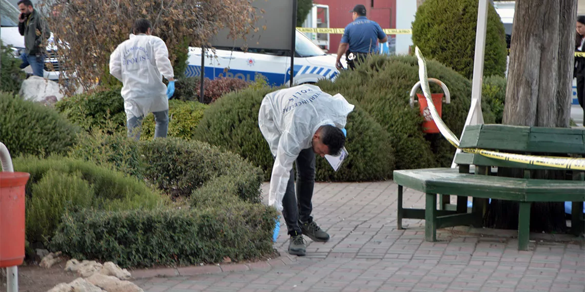 Adana’da anne ile 2 kızı mezarlıkta öldürüldü, çevredekilerin ihbarıyla olay yerine çok sayıda polis ve sağlık ekibi sevk edildi.