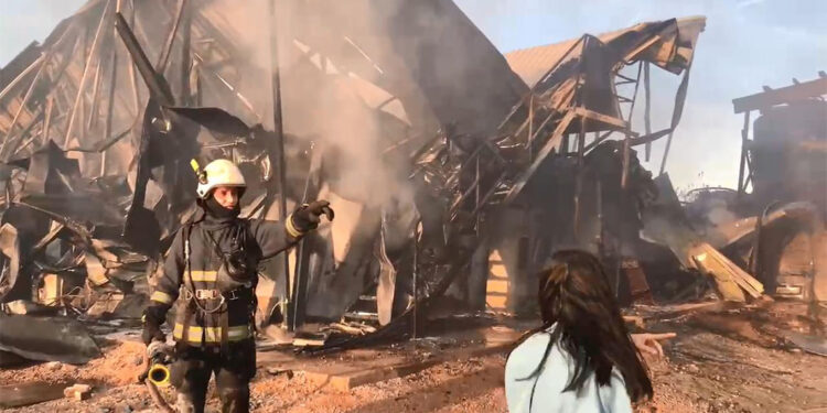 Antalya'da otluk ve çalılıkta başlayan yangın konteynerleri yaktı