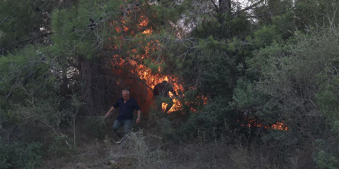 Antalya'da otluk alanda başlayan yangın, ormanı ve bölgede bulunan bir inşaata ait, işçilerin kaldığı konteynerleri yaktı. Yangın, 1,5 saatlik çalışmayla söndürüldü.  