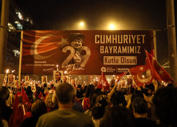 Cumhuriyetin 101'inci yılı Antalya'da fener alayı ile kutlandı