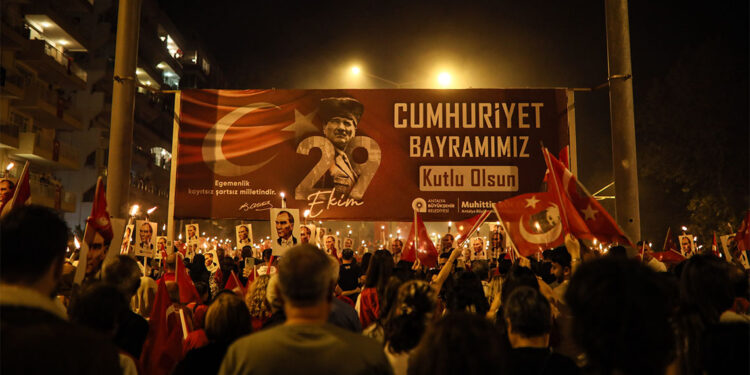 Cumhuriyetin 101'inci yılı Antalya'da fener alayı ile kutlandı