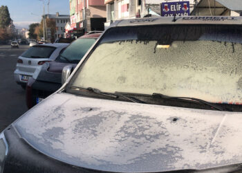 Ardahan'da otomobillerin camları dondu