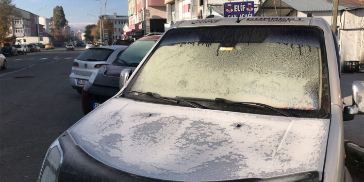 Ardahan'da otomobillerin camları dondu