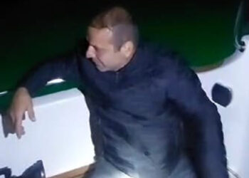 Arıza yapınca sürüklenen balıkçı teknesi kurtarıldı