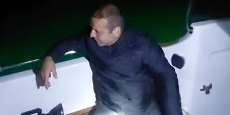 Arıza yapınca sürüklenen balıkçı teknesi kurtarıldı