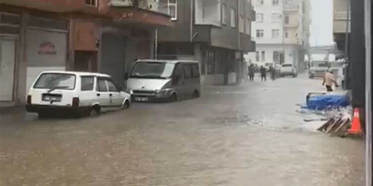 Artvin'de sağanak etkili oldu; 6 araç hasar gördü