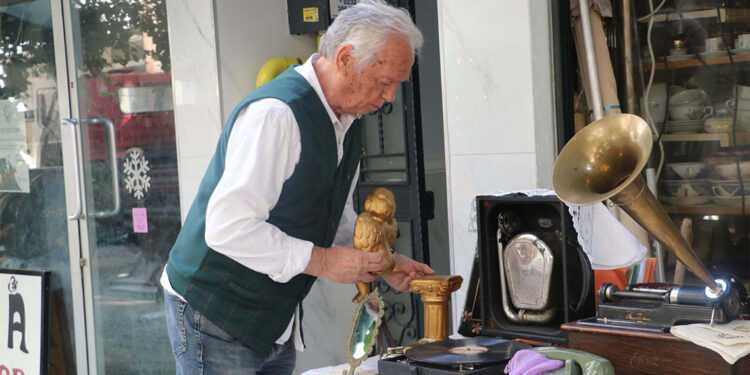 147 yıllık gramofon ve taş plak ile tarihe ışık tutuyor