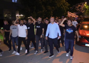 Adana Demirspor taraftarı, yürüyüş yaparak kulüp yönetimini protesto etti