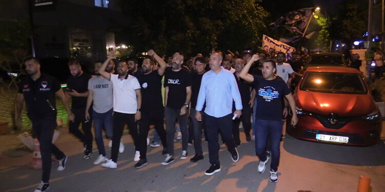 Adana Demirspor taraftarı, yürüyüş yaparak kulüp yönetimini protesto etti