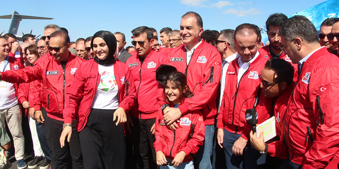 Adana'da TEKNOFEST heyecanı başladı. TEKNOFEST Yönetim Kurulu ve Türkiye Teknoloji Takımı Vakfı (T3) Mütevelli Heyeti Başkanı Selçuk Bayraktar ile Sanayi ve Teknoloji Bakanı Mehmet Fatih Kacır, Zaman Tüneli'nden bando takımı eşliğinde festival alanına giriş yaptı.