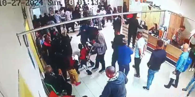 Adana'da, hastanede deprem sırasındaki panik kamerada