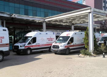Afyonkarahisar'da turist otobüsü devrildi: 22 yaralı