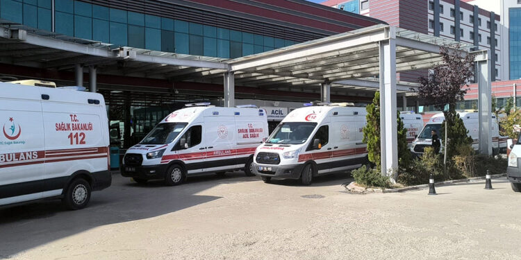 Afyonkarahisar'da turist otobüsü devrildi: 22 yaralı