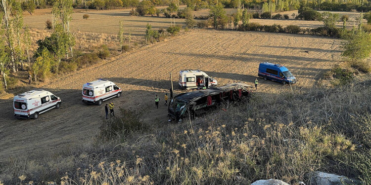 Afyonkarahisar'da yolcu otobüsü devrildi: 21 yaralı