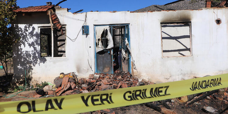 Ağabeyi ve babasını öldürüp evi ateşe verdi