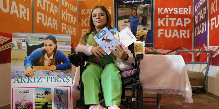 Akkız Tıraş, yazdığı kitaplarla hayata tutunuyor
