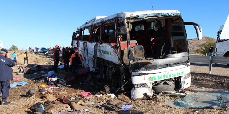 Aksaray'da tur otobüsünün devrildiği kazada 19 kişi, taburcu oldu