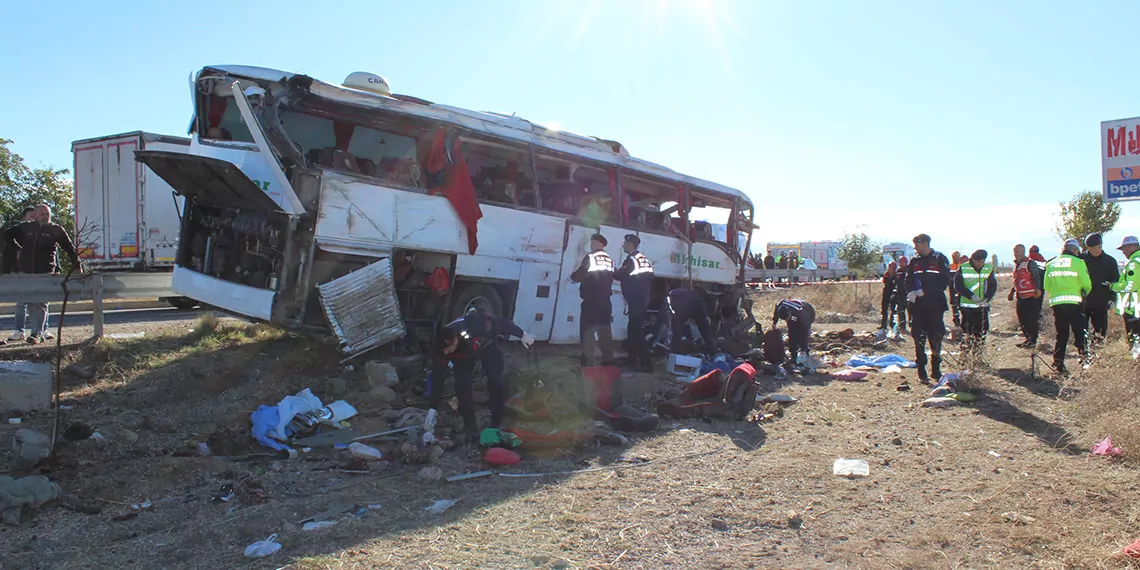 Aksaray'da tur otobüsünün devrildiği kazada 19 kişi, taburcu oldu