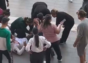 Alışveriş merkezinde 2 çocuk, güvenlik görevlisini bıçakladı