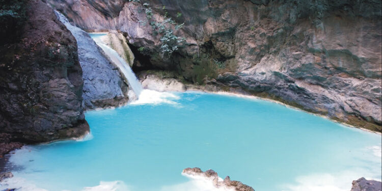 Amanos Dağları'nın eteğindeki Sarısu Şelalesi dron ile görüntülendi