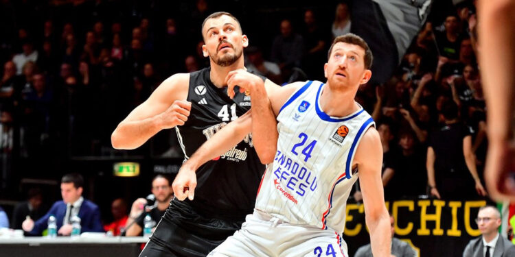 Anadolu Efes, EuroLeague'in ilk haftasında Bologna’yı yendi