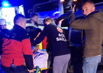 Anadolu Otoyolu'nda 3 araç birbirine girdi; 2 yaralı