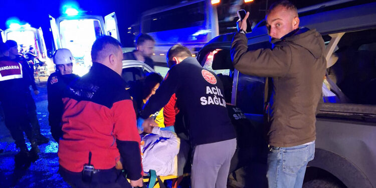 Anadolu Otoyolu'nda 3 araç birbirine girdi; 2 yaralı