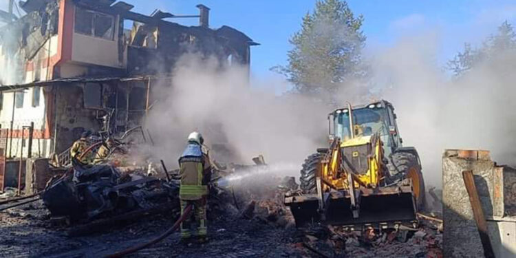 Ankara'daki yangında 3 ev kullanılamaz hale geldi