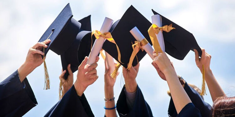 Annesi üniversite mezunu olan fertlerin, yüzde 83,5'i yükseköğretimi bitirdi