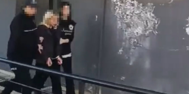 Annesine saldırdığını öne sürdüğü babasını bıçakla öldürdü