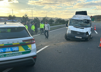 Arnavutköy'de otomobille minibüs çarpıştı; 5 yaralı