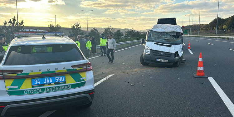Arnavutköy'de otomobille minibüs çarpıştı; 5 yaralı