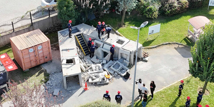 Arnavutköy'de yangın ve deprem tatbikatı yapıldı