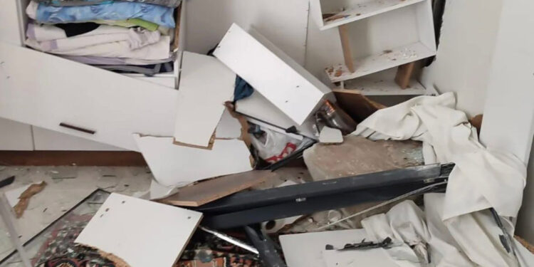 Artvin'de heyelan; yamaçtan kopan kayalar boş eve isabet etti