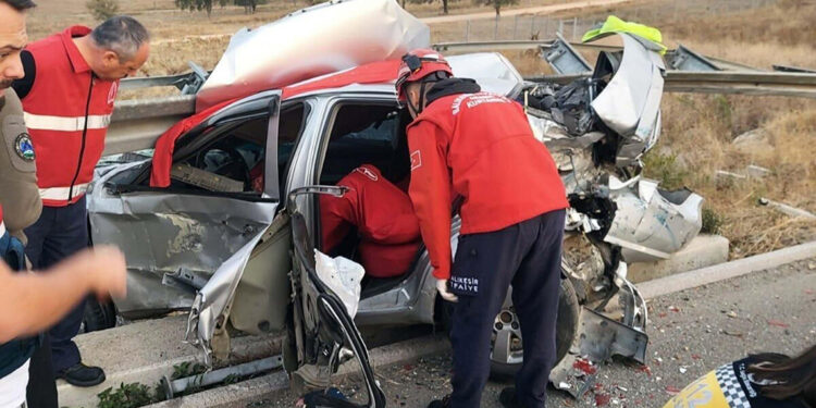 Asker oğullarını birliğine götürürken kaza yaptılar: 1 ölü, 2 yaralı