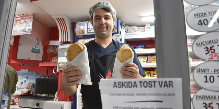 'Askıda tost' çocukların yüzünü güldürdü