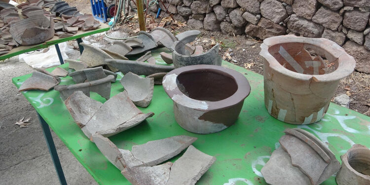 Assos Antik Kenti'nde 1700 yıllık lazımlıklar gün yüzüne çıkarıldı